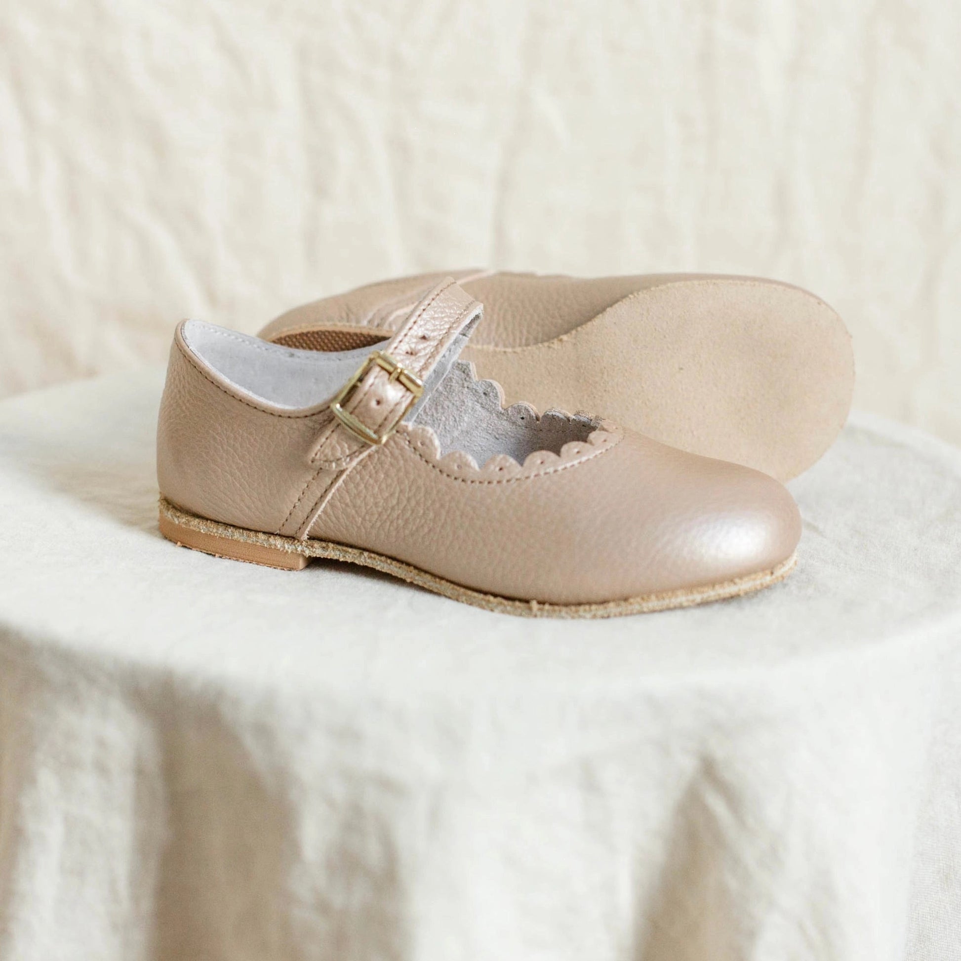 Scalloped mary hot sale jane shoes